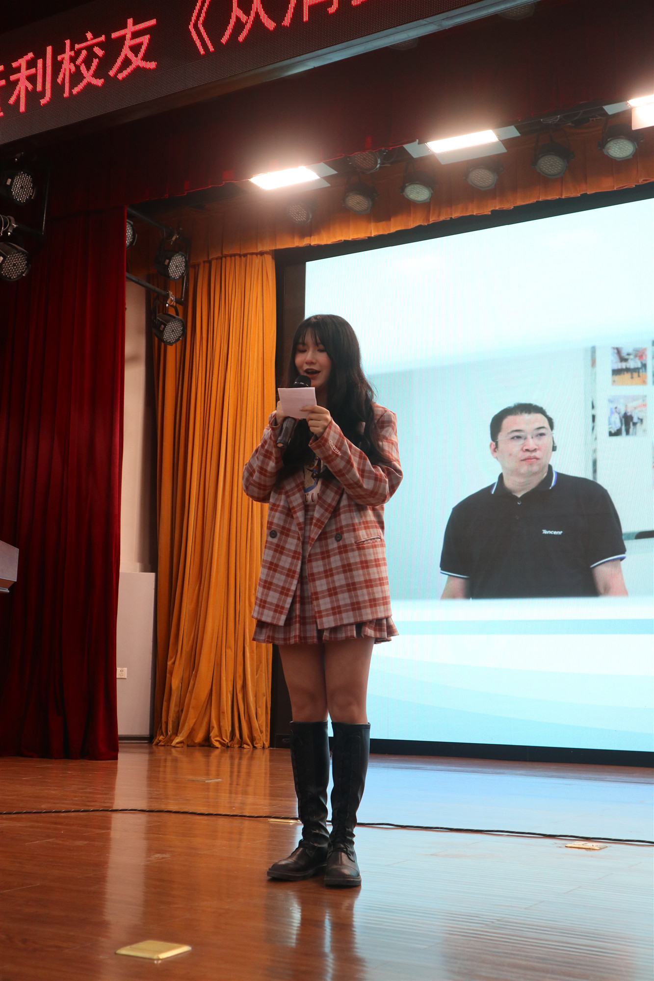 1569554637750031558.jpg 2-经济管理学院市场营销1701班李欣桐主持讲座.jpg