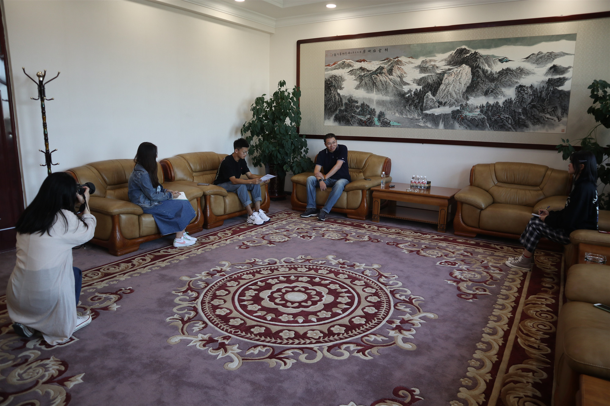 1569554679558010651.jpg 4-采访及座谈现场.jpg