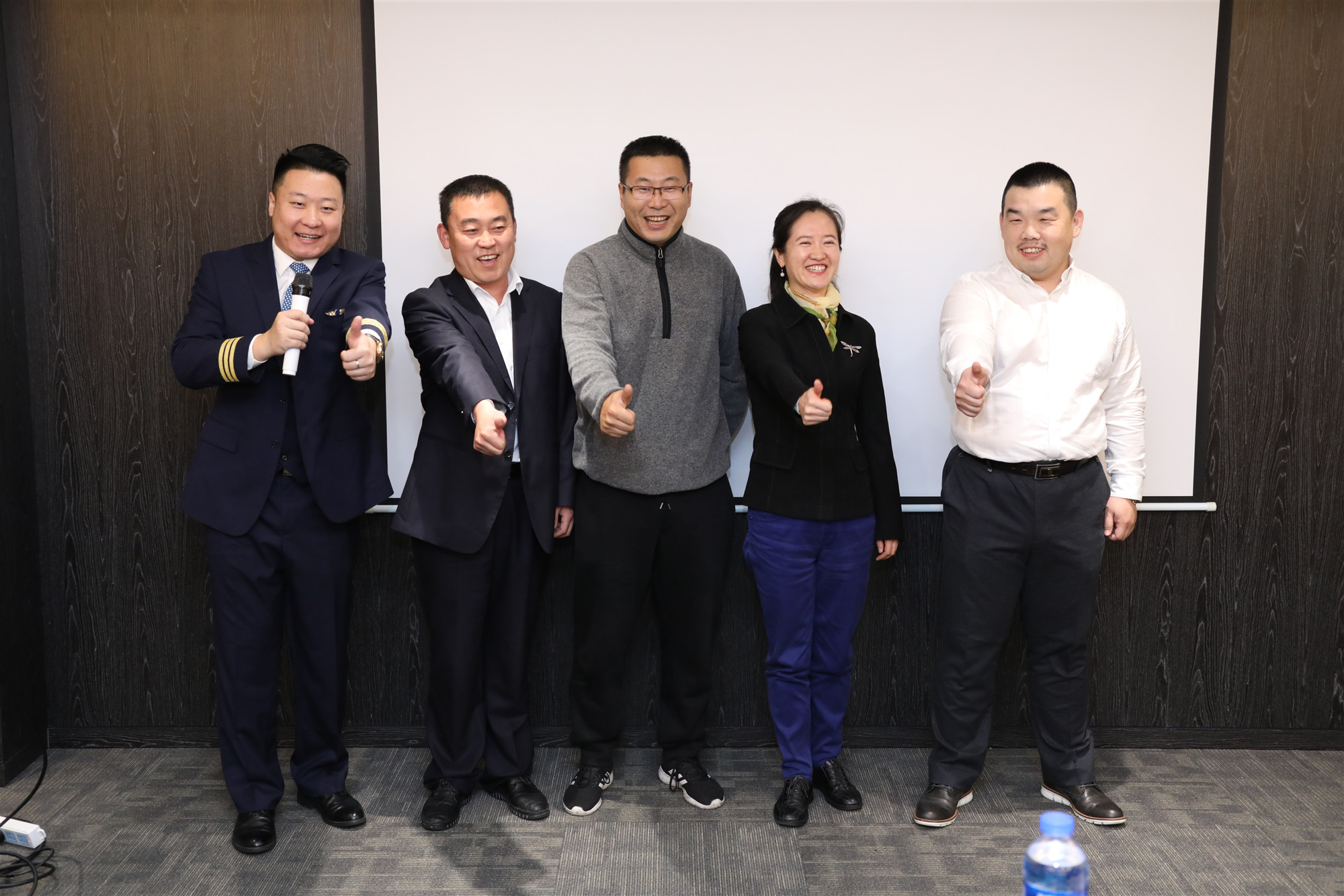 1571730151415007946.jpg 19-福建校友会参会代表集体邀请校友们下届研讨会相聚厦门.jpg