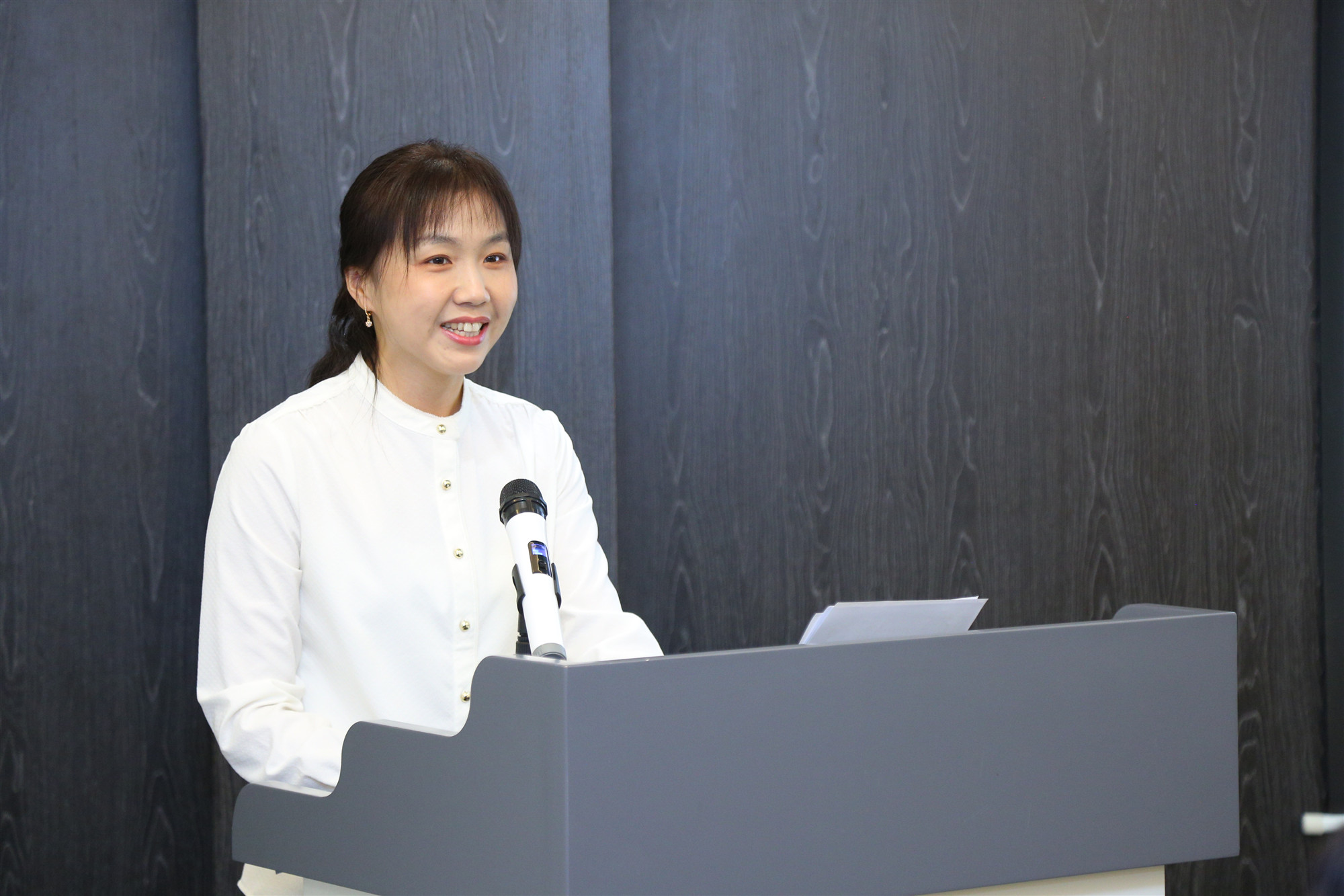 1571729346438011806.jpg 2-学校办公室校友事业科科长徐文秀主持会议.jpg